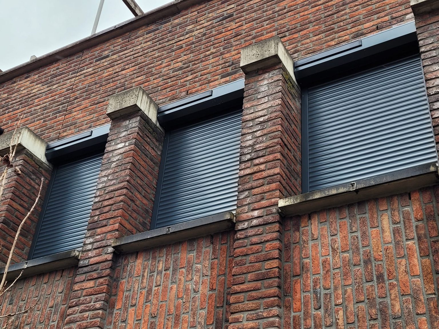 Drie rolluiken zwart