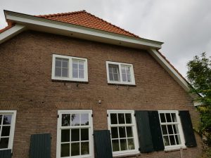 1e etage Rolhorren geplaatst Hamstra in de kleur van kozijn