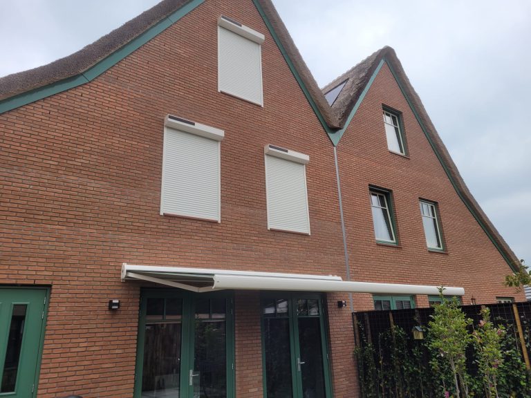 rolluiken en terrasscherm Hoevelaken creme Somfy