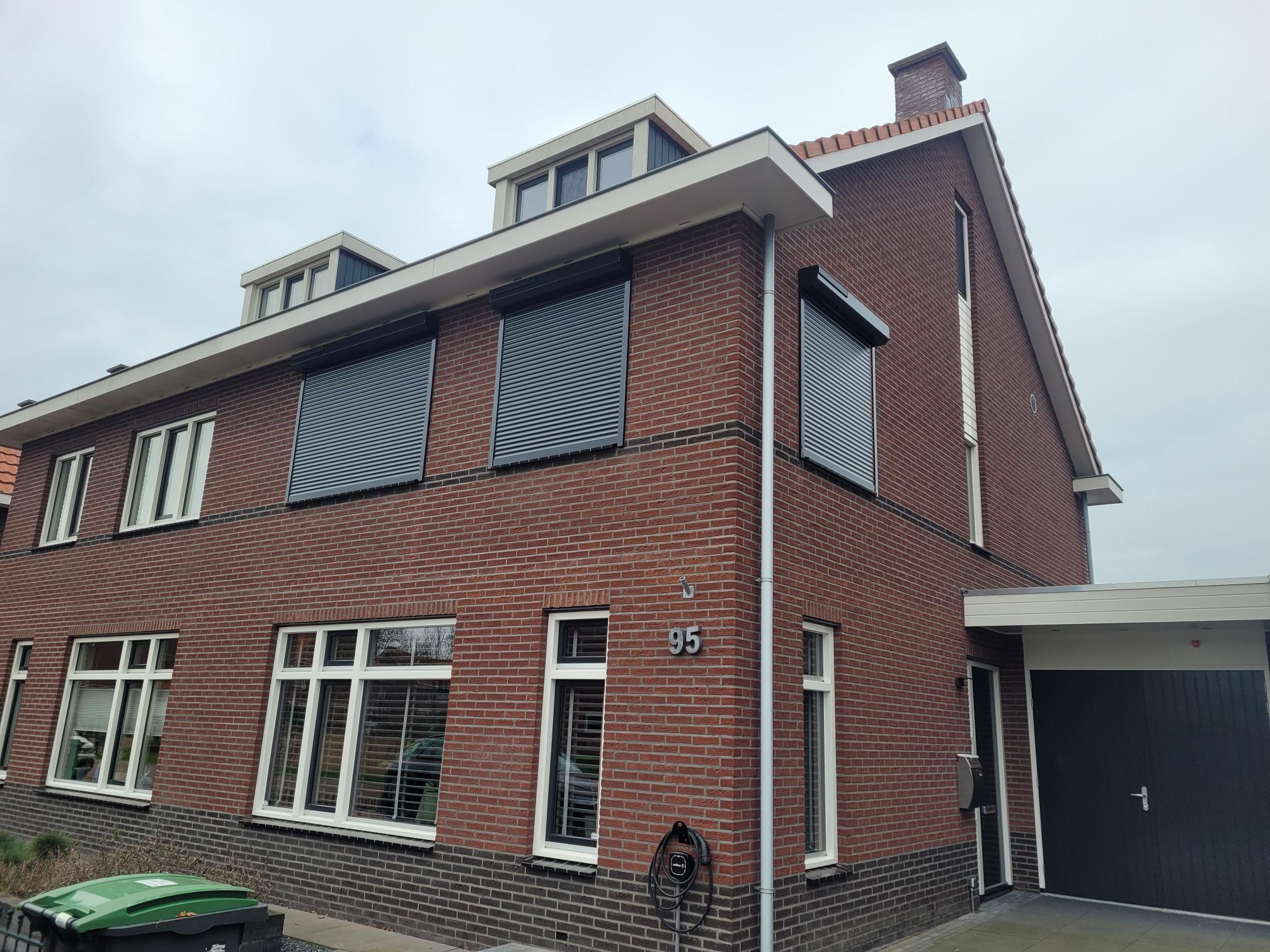 Rolluiken 7021 met Solar aandrijving