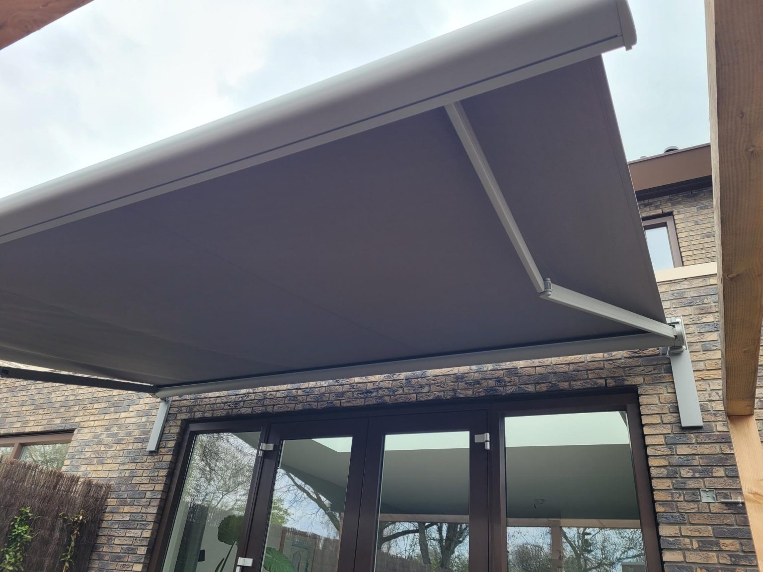 Terrasscherm grijs met somfy