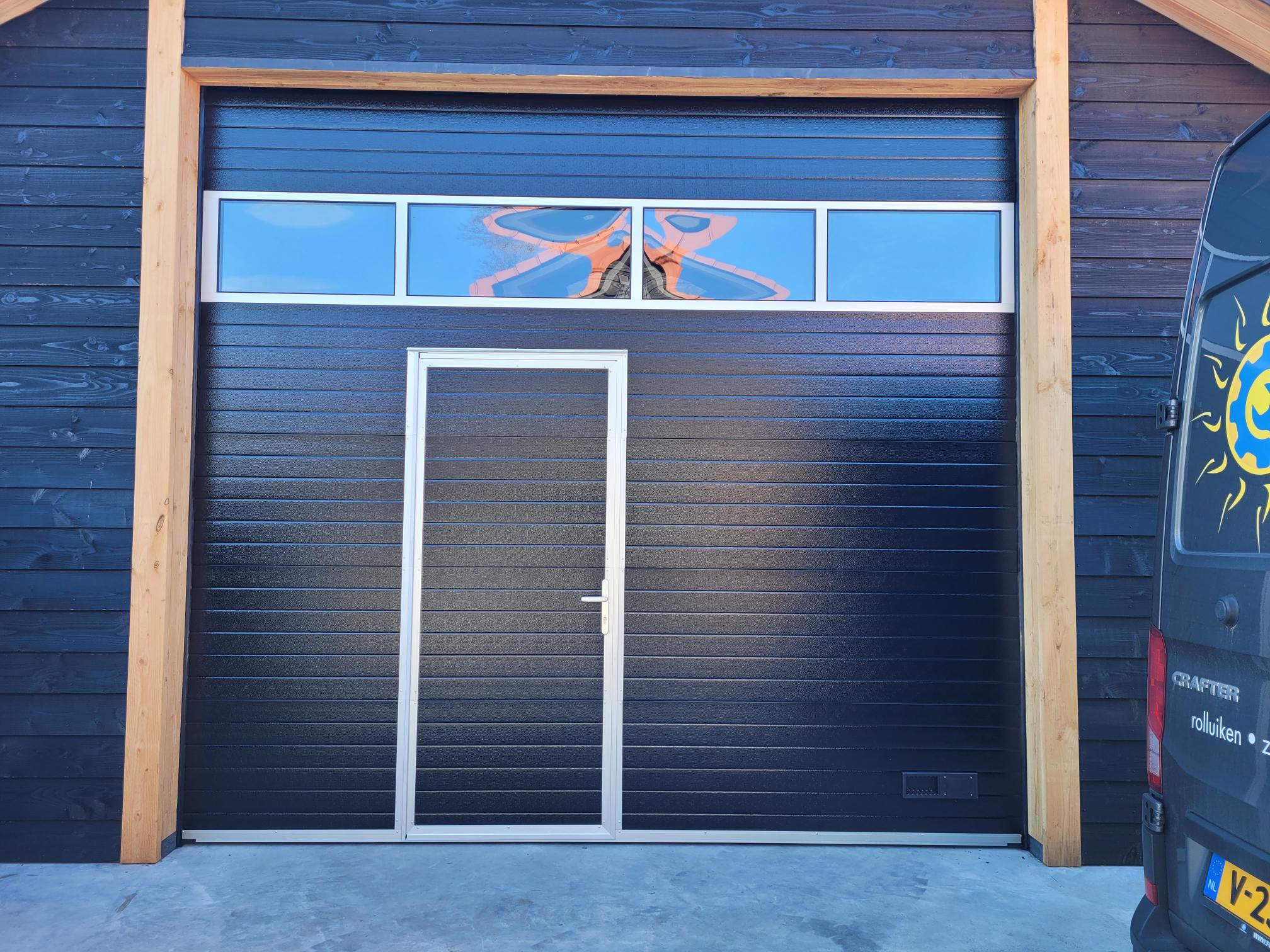 Garagedeur met loopdeur