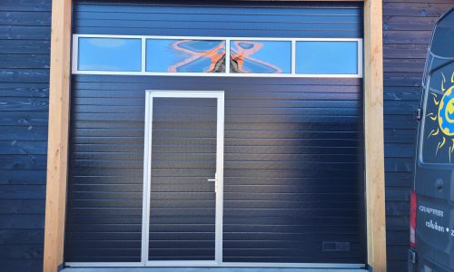 Garagedeur met loopdeur